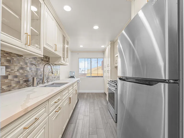 570 W Stocker St #216 — Photo 4