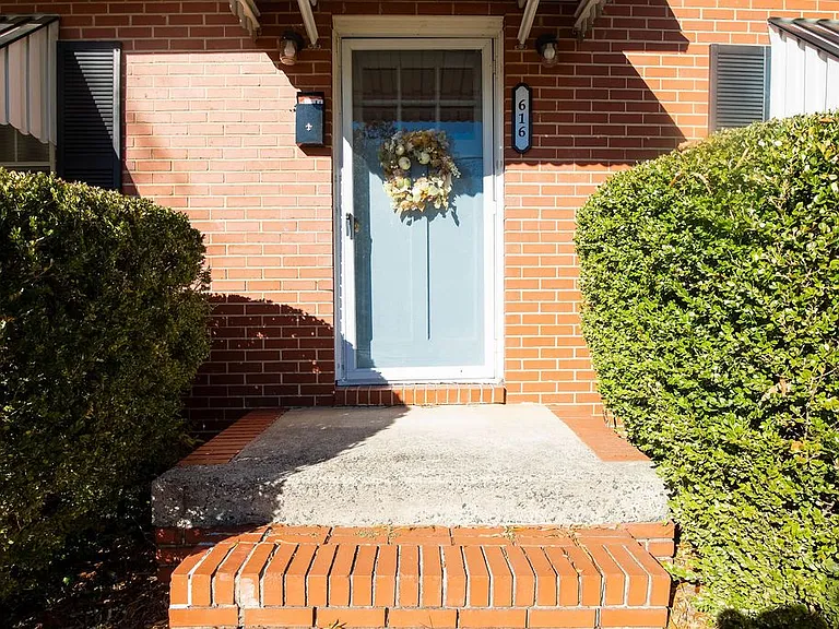616 E Iredell Ave — Photo 10