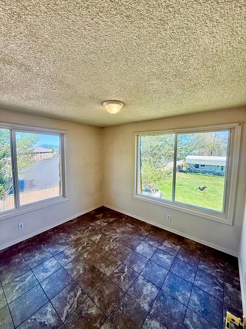 2 Bedroom / 1 Bathroom Upstairs Unit with flexible lease terms — Photo 2