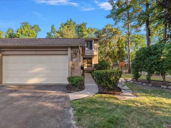31456 Hunters Circle Dr, Farmington, MI 48334