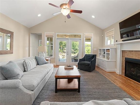 4th image of 4544 Giles Ave