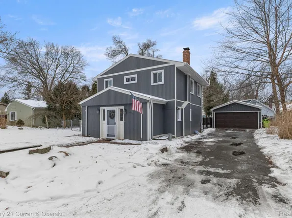 3950 Oak Ter, West Bloomfield, MI 48323