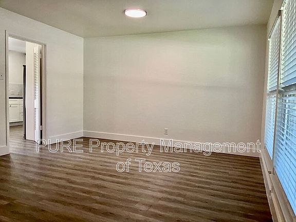 3rd image of 1605 Sweetbriar Ave