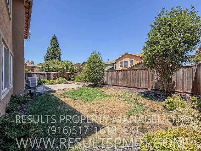 2425 Foxcroft Cir — Photo 41