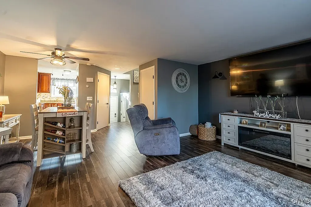 157 Iron Oak Cir — Photo 1