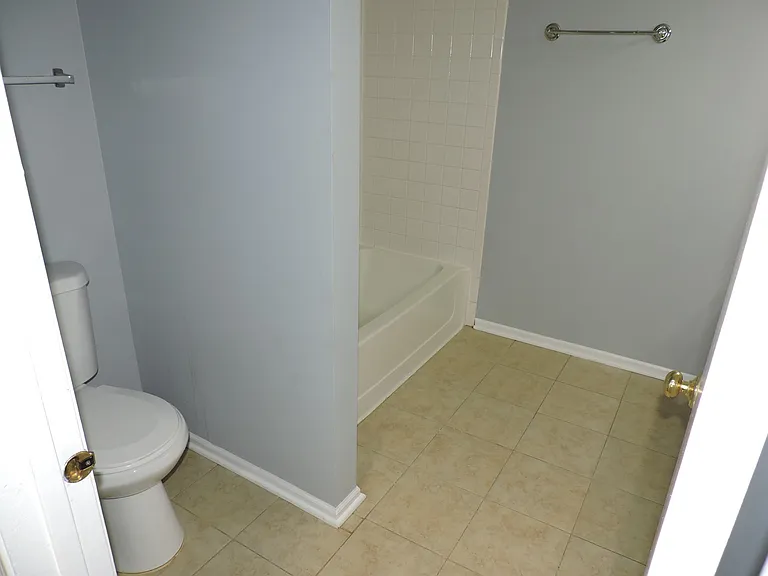 121 Hampton Ave — Photo 28