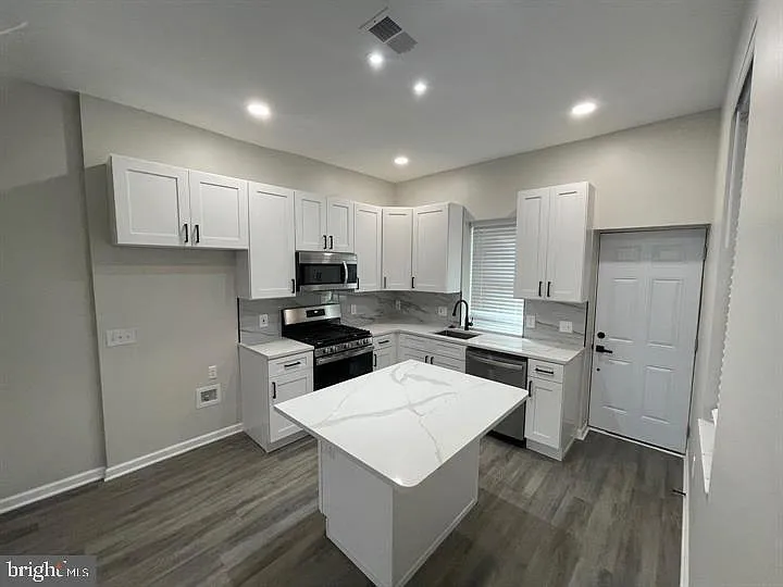 3 bed, 2.5 bath, 1280 sqft, $2,000 — Photo 4