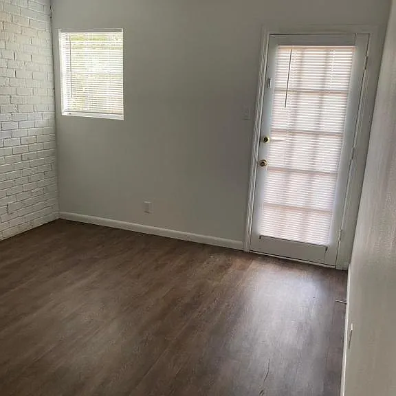 710 W McNeese St — Photo 7