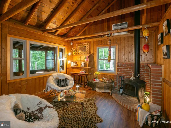 203 Honeysuckle Ln, Harpers Ferry, WV 25425