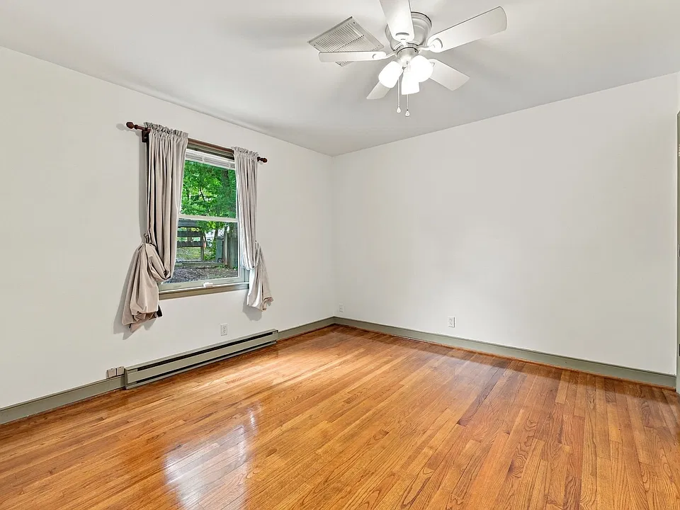 Secondary bedroom