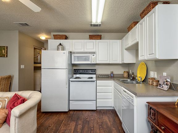 3rd image of 2104 Lasalle Ave #1B-1Ba-550Sqft