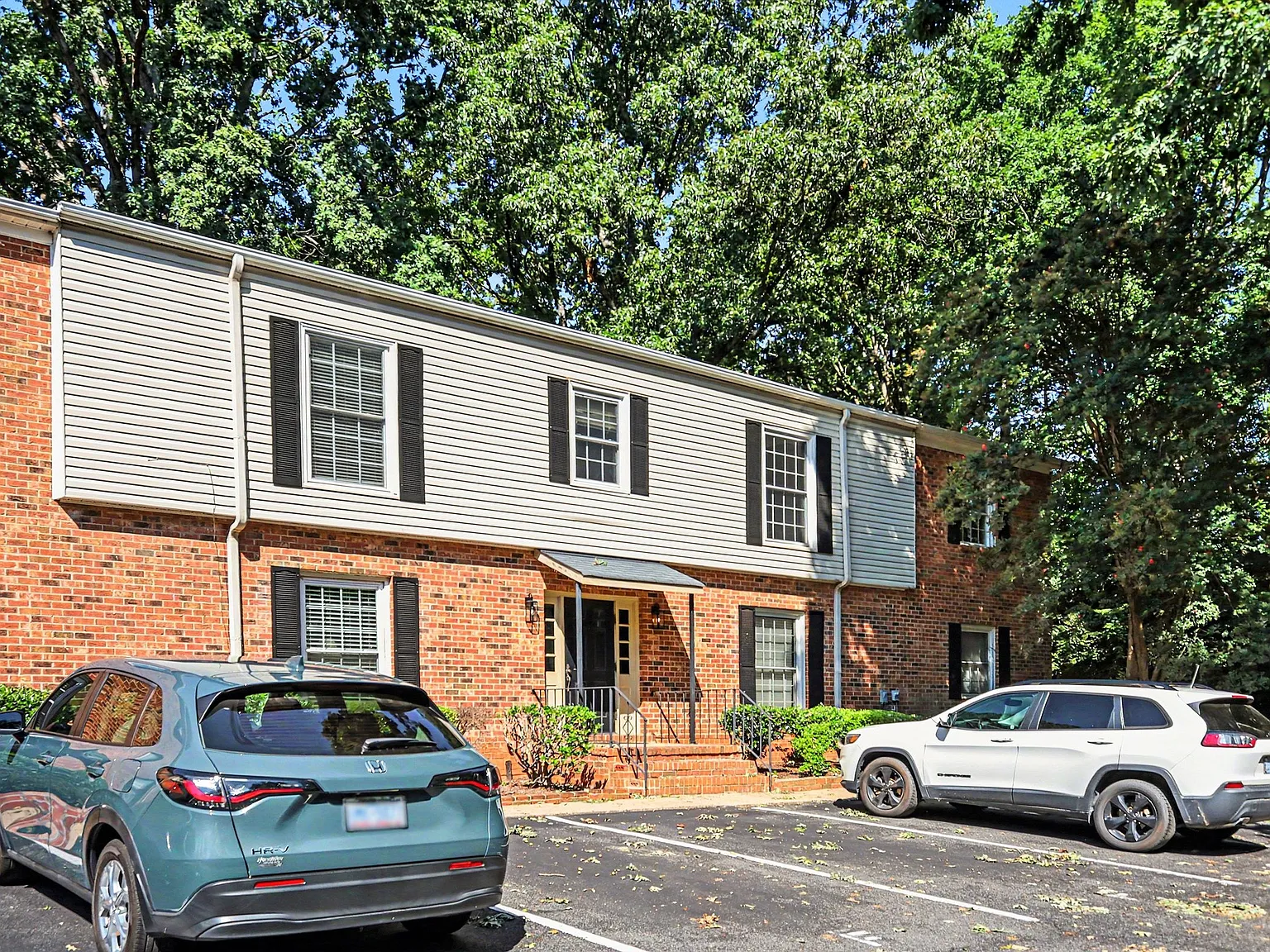2 bed, 990 sqft, $1,600 — Photo 2