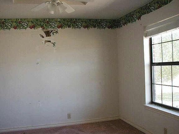 3rd image of 125 Creekview Cir