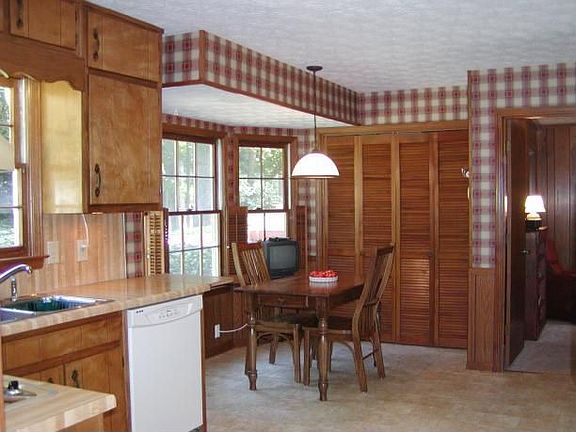 Spacious kitchen with breakfast bay