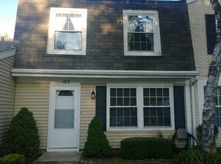 102 Bright Oaks Cir, Cary, IL 60013