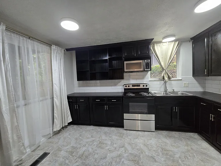 1821 Cromwell Dr #B — Photo 2