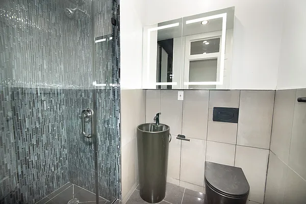 Bathroom, photo 2