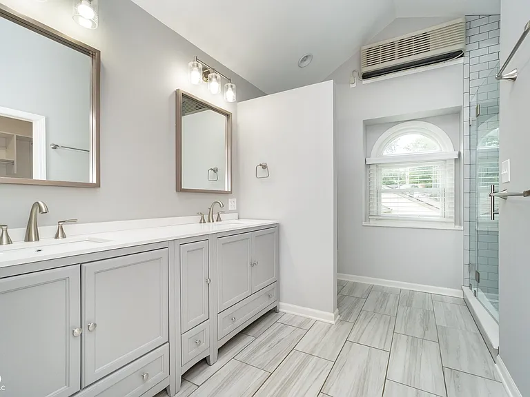 13738 Roswell Dr — Photo 18