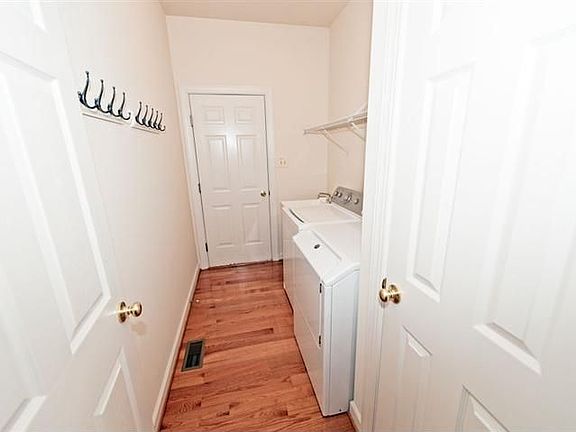 5th image of 403 Silver King Ln
