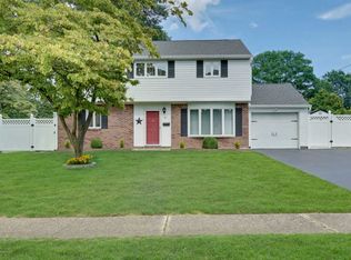 21 Peachtree Rd, Oakhurst, NJ 07755