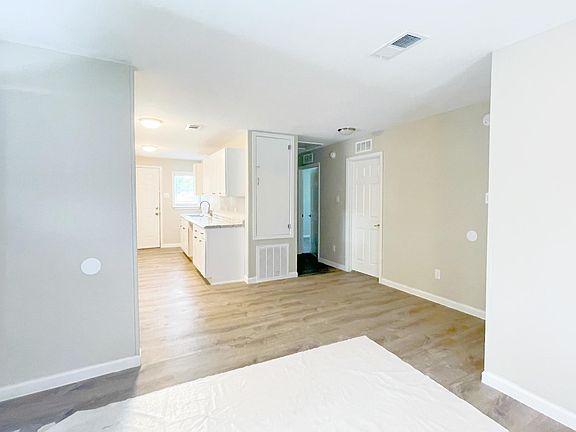 3rd image of 315 Glenfield Dr