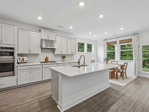5th image of 3453 Hillyard Dr