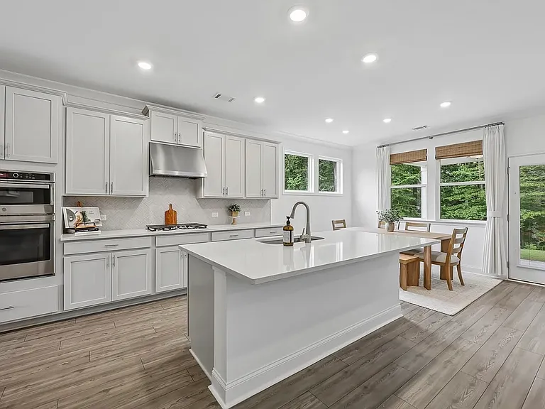 3453 Hillyard Dr — Photo 5