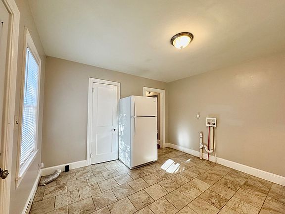 5th image of 606 Windsor St