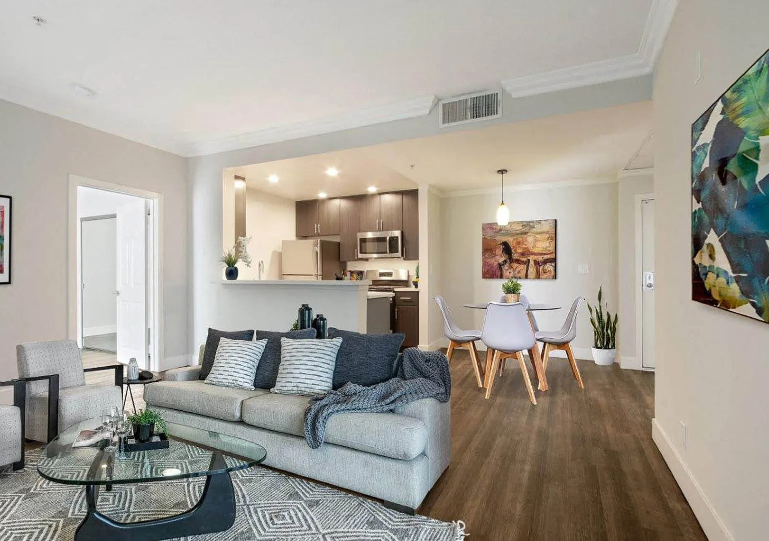 The Plaza Apartments — Photo 4