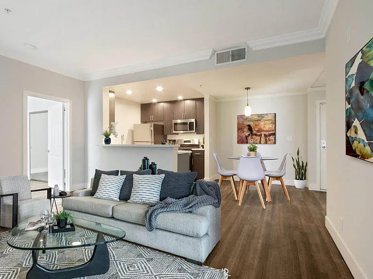The Plaza Apartments — Photo 4