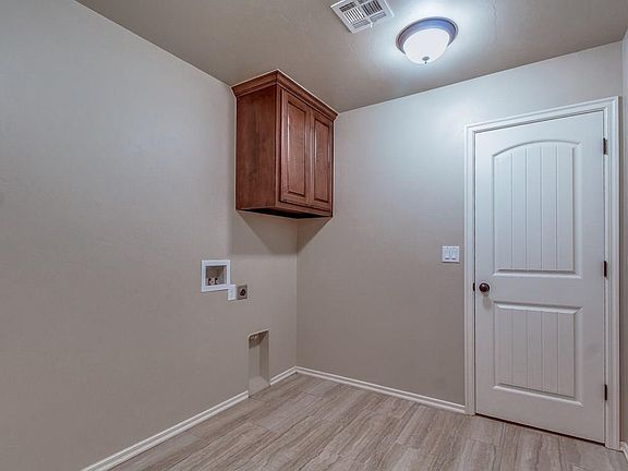 4th image of 15555 Greenleaf Ln