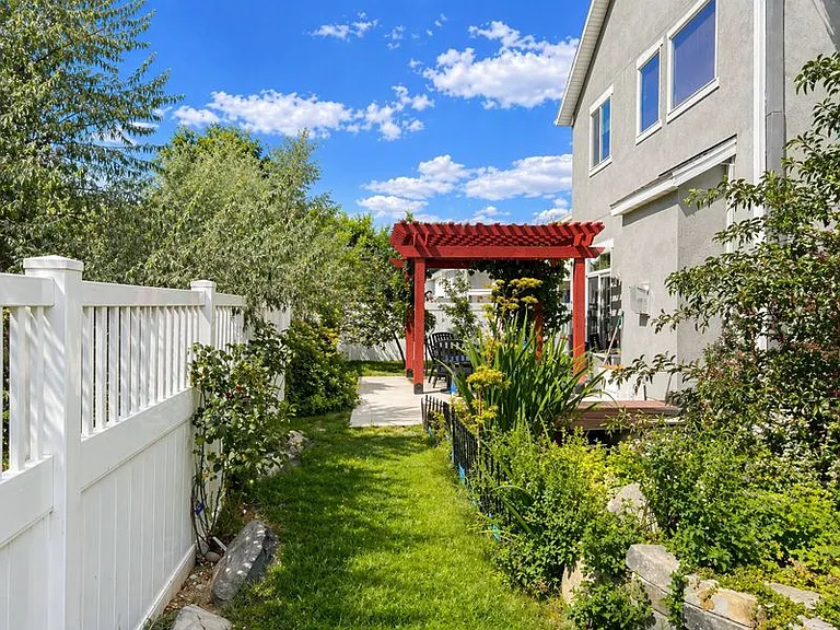 436 S 390 W — Photo 2