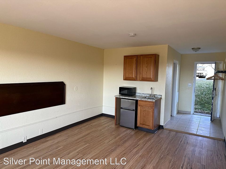 2nd image of 6108 Loomis Rd Building 5