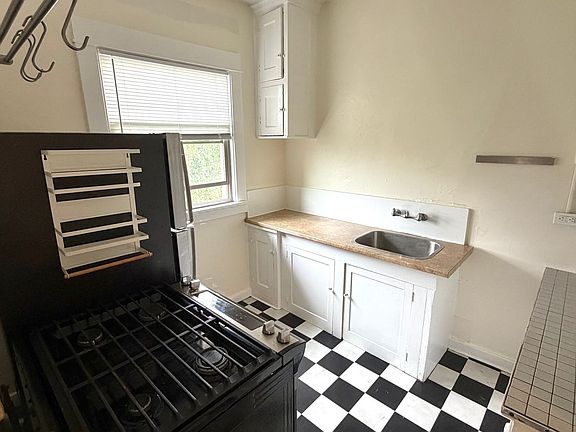 2nd image of 1052 E Thomas St APT 9