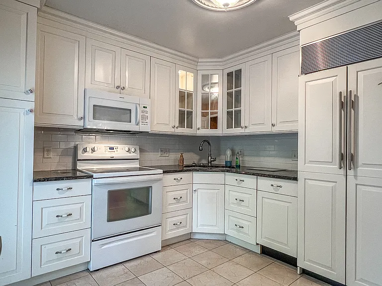 102 Raymbault Dr — Photo 2