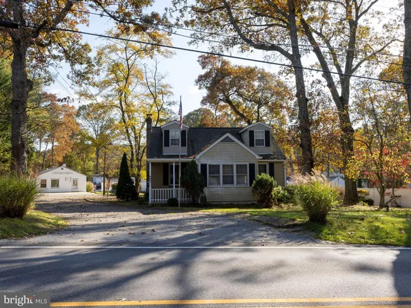 893 Woods Rd, Pasadena, MD 21122