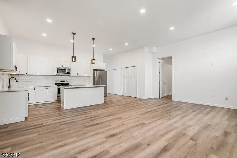 2 bed, 1.0 bath, 1465 sqft, $2,500 — Photo 2
