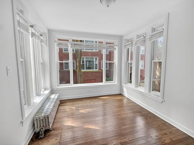 6565 N. Lakewood Renovated Rogers Park Apartments — Photo 13
