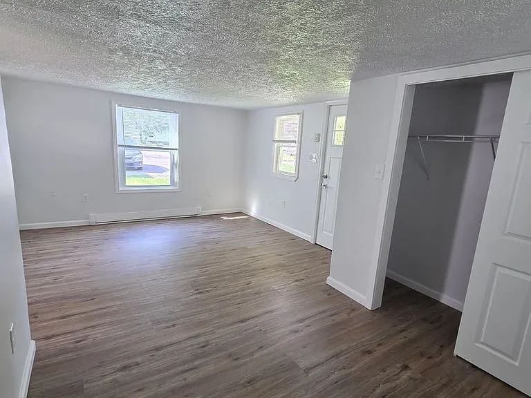 1735 W 8th St — Photo 3