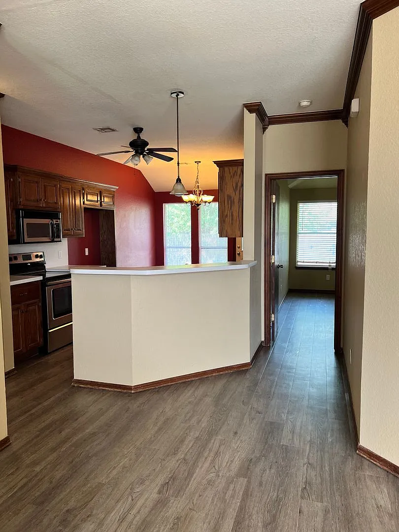 West side rental 3 bed/2 bath/2 car garage — Photo 4