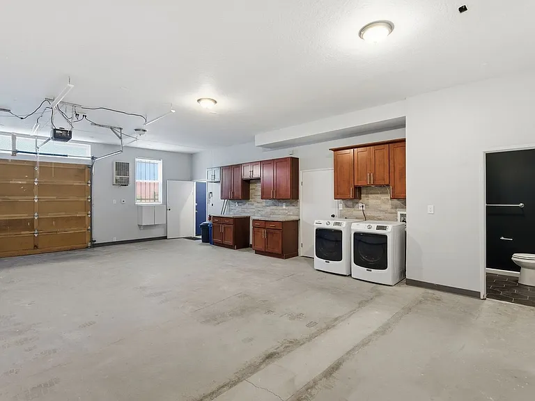 1004 9th Ave — Photo 15