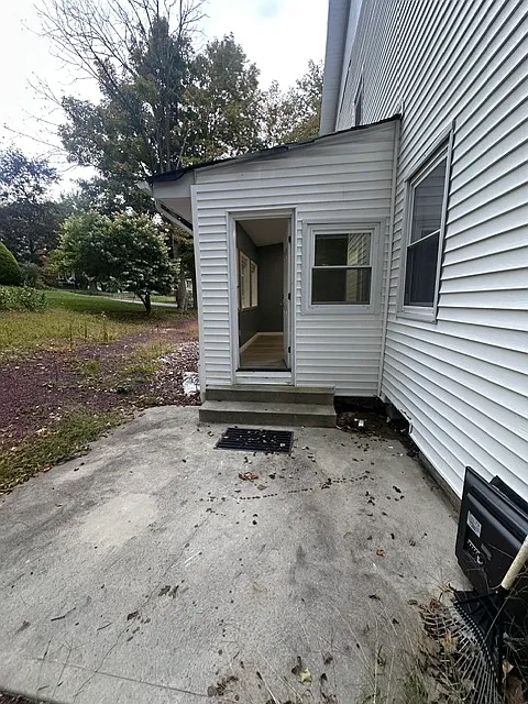 5 bed, 300 sqft, $900 — Photo 1