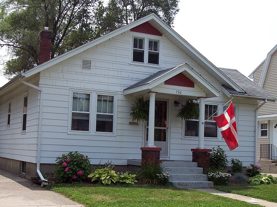 1st image of 736 Evelyn St NE