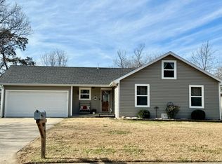 5737 S Stonegate Ave, Springfield, MO 65810