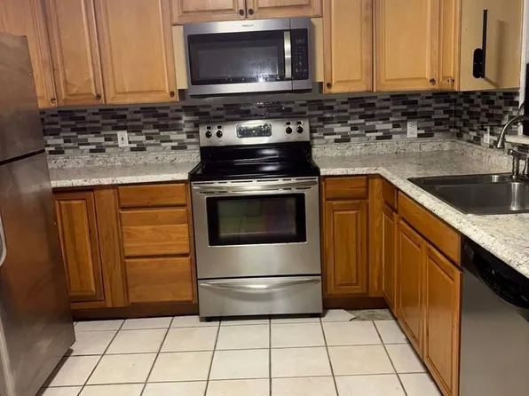 803 9th Ave NW #Adu, Puyallup, WA 98371