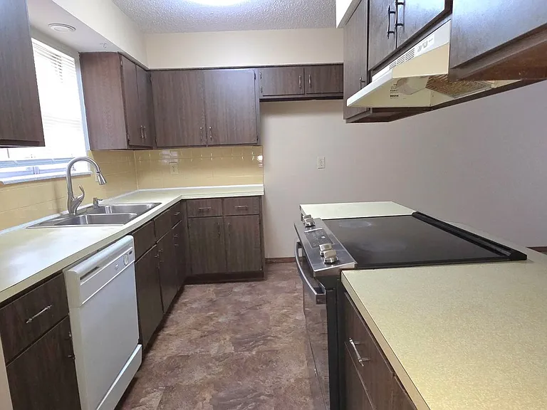 1005 E Guinevere St — Photo 3