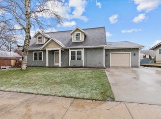 704 Moraine Ct, Kewaskum, WI 53040