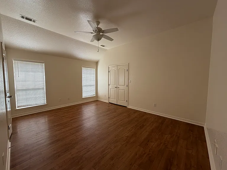 413 Sheri Ln — Photo 2
