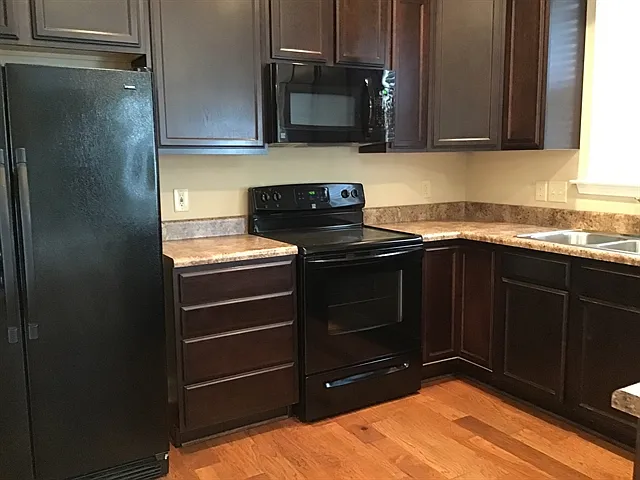 4 bed, 2.5 bath, 1950 sqft, $2,180 — Photo 2