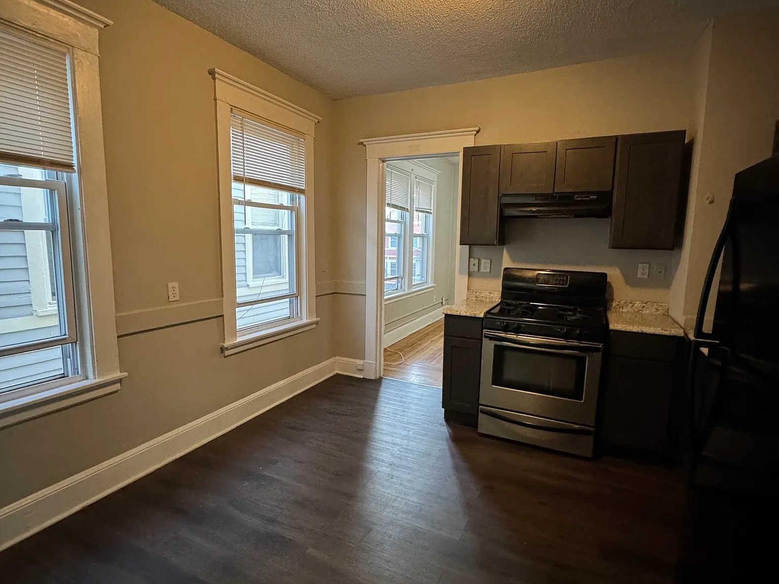 3 bed, 1.0 bath, 3282 sqft, $1,600 — Photo 2